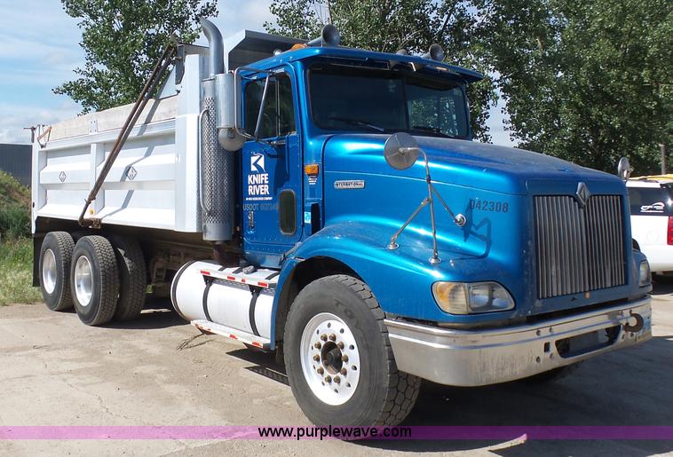 image for item J1654 1999 International 9200 dump truck