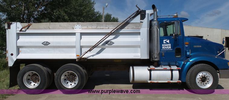 image for item J1654 1999 International 9200 dump truck