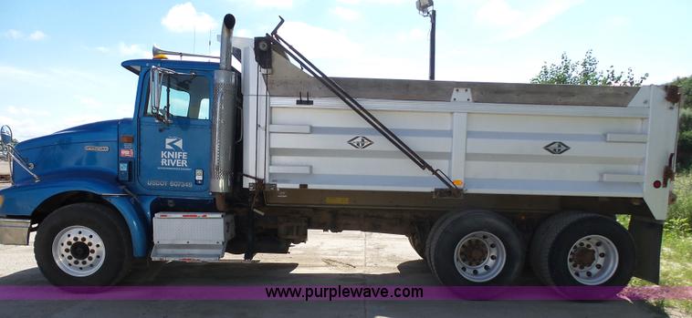 image for item J1654 1999 International 9200 dump truck
