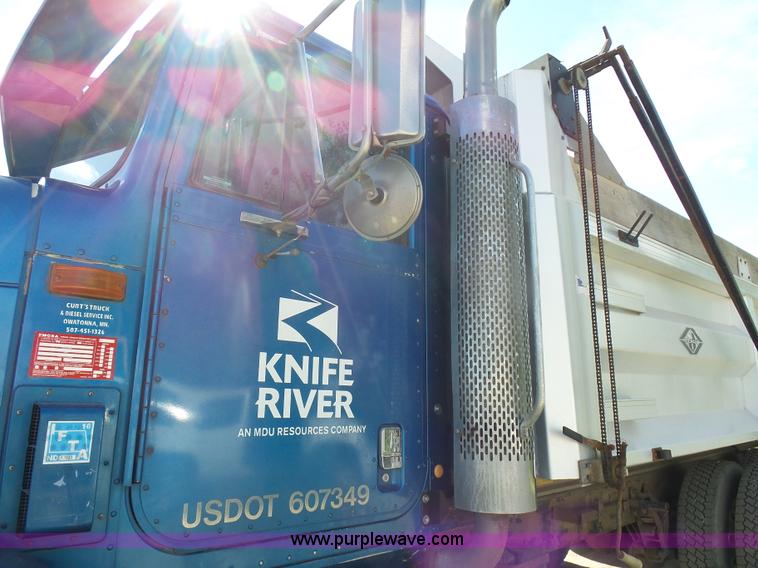 image for item J1654 1999 International 9200 dump truck