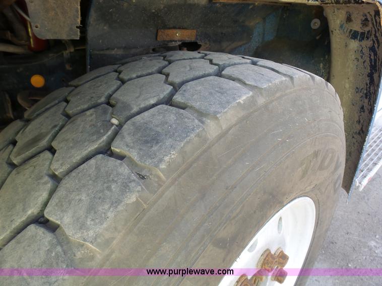 image for item J1654 1999 International 9200 dump truck