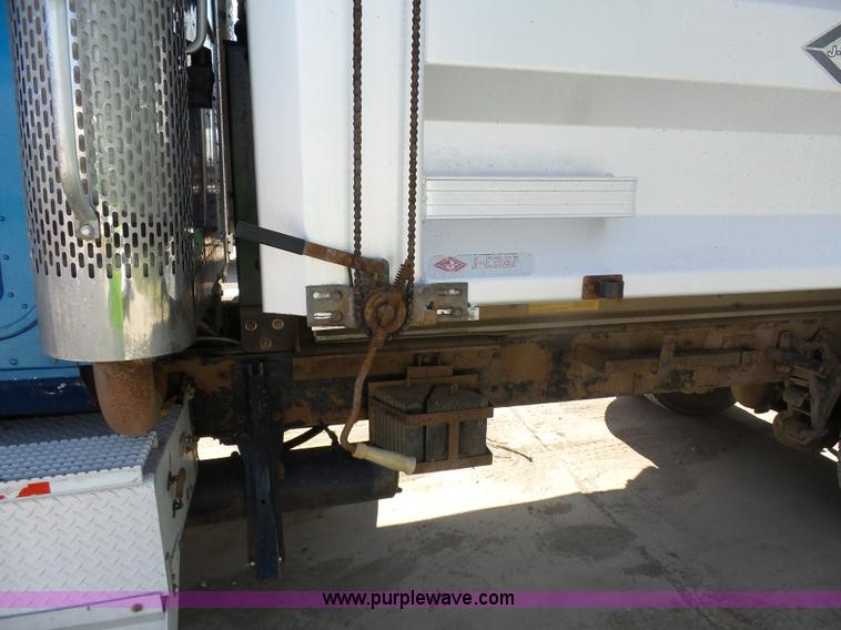 image for item J1654 1999 International 9200 dump truck