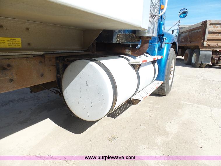 image for item J1654 1999 International 9200 dump truck