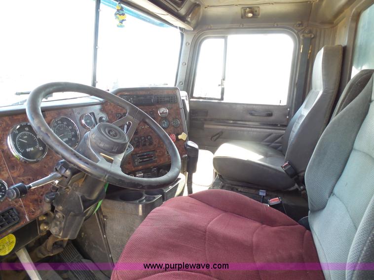 image for item J1654 1999 International 9200 dump truck