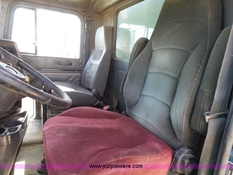 image for item J1654 1999 International 9200 dump truck