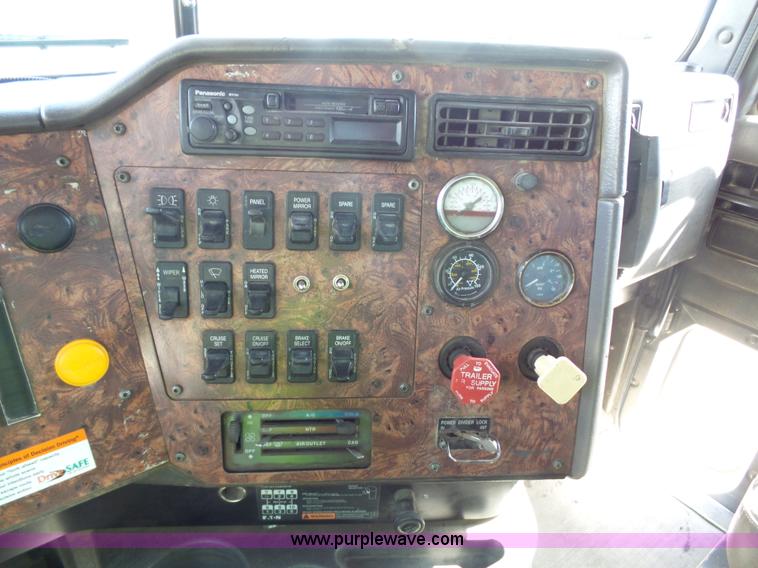 image for item J1654 1999 International 9200 dump truck