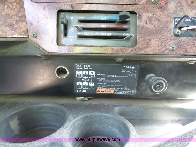 image for item J1654 1999 International 9200 dump truck