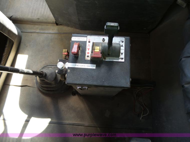 image for item J1654 1999 International 9200 dump truck