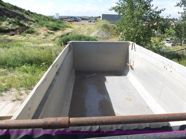 image for item J1654 1999 International 9200 dump truck