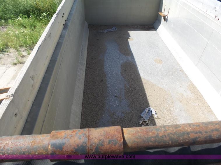 image for item J1654 1999 International 9200 dump truck