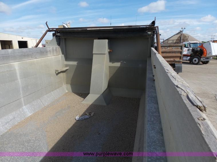 image for item J1654 1999 International 9200 dump truck