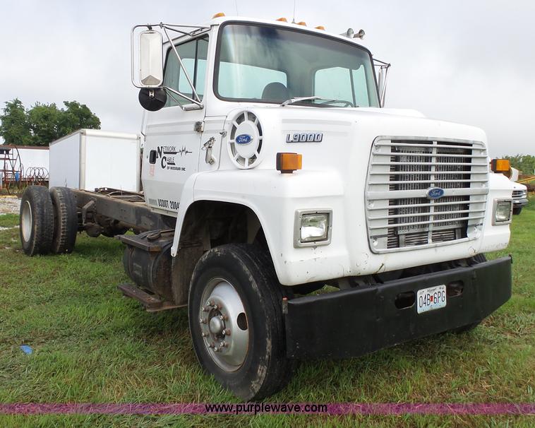 image for item K1163 1992 Ford LN9000 truck chassis