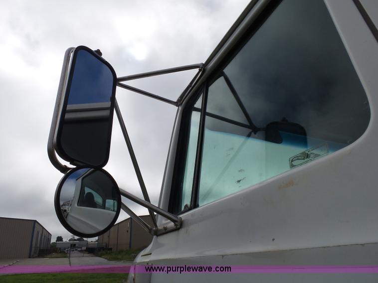 image for item K1163 1992 Ford LN9000 truck chassis