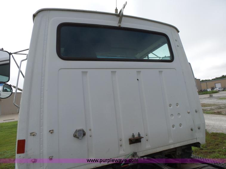 image for item K1163 1992 Ford LN9000 truck chassis