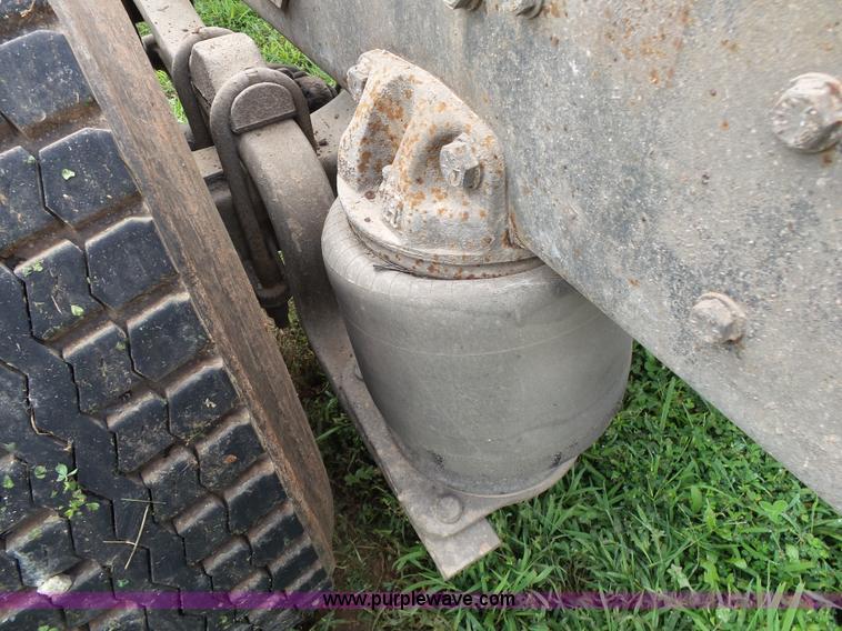 image for item K1163 1992 Ford LN9000 truck chassis