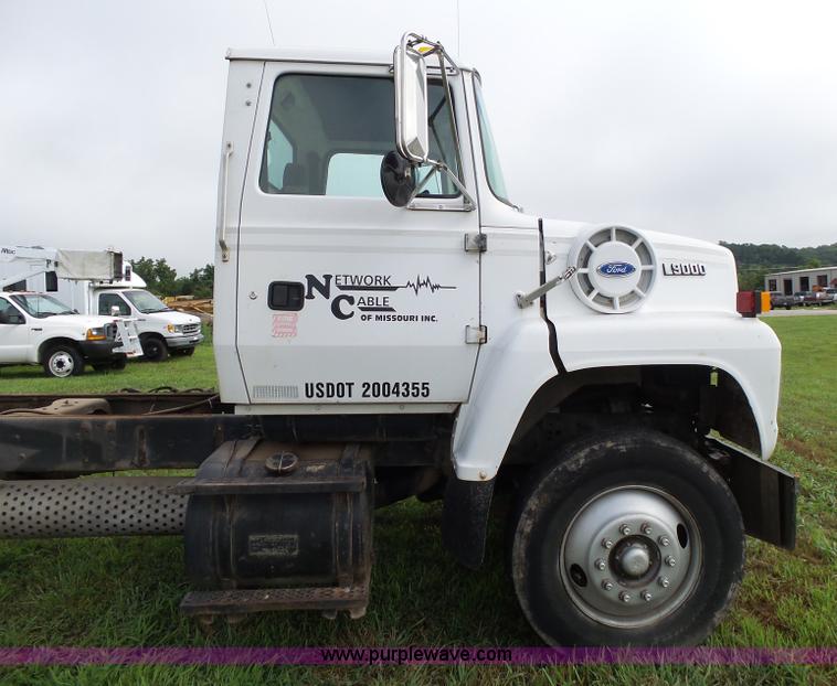 image for item K1163 1992 Ford LN9000 truck chassis