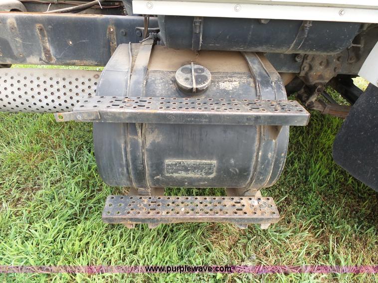 image for item K1163 1992 Ford LN9000 truck chassis