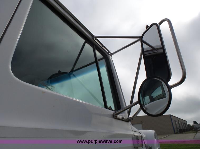 image for item K1163 1992 Ford LN9000 truck chassis