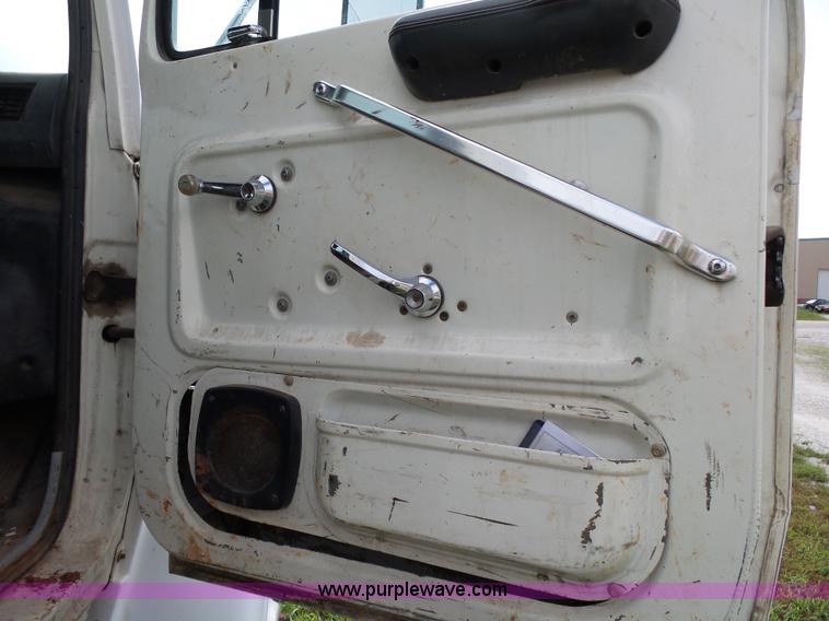 image for item K1163 1992 Ford LN9000 truck chassis