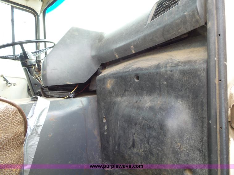 image for item K1163 1992 Ford LN9000 truck chassis