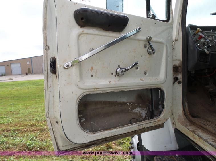 image for item K1163 1992 Ford LN9000 truck chassis