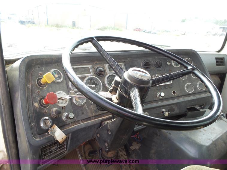 image for item K1163 1992 Ford LN9000 truck chassis