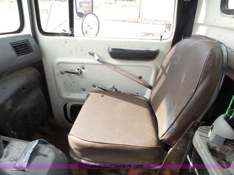 image for item K1163 1992 Ford LN9000 truck chassis