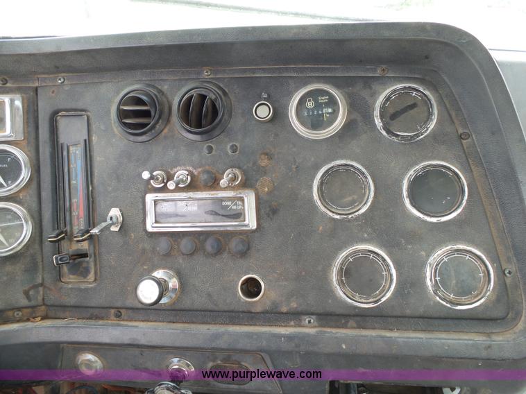 image for item K1163 1992 Ford LN9000 truck chassis