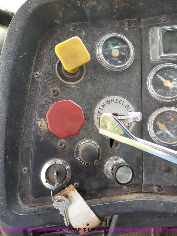 image for item K1163 1992 Ford LN9000 truck chassis