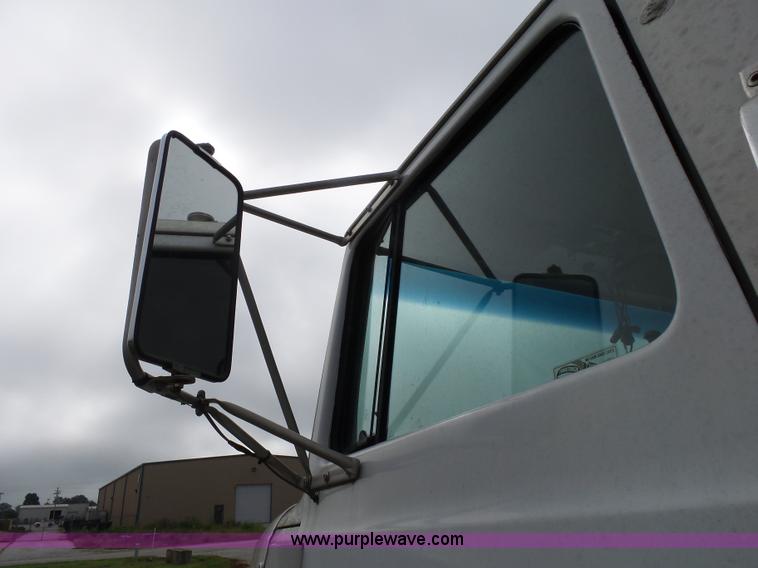 image for item K1164 1991 Ford LN9000 truck chassis