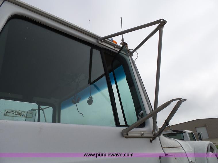 image for item K1164 1991 Ford LN9000 truck chassis