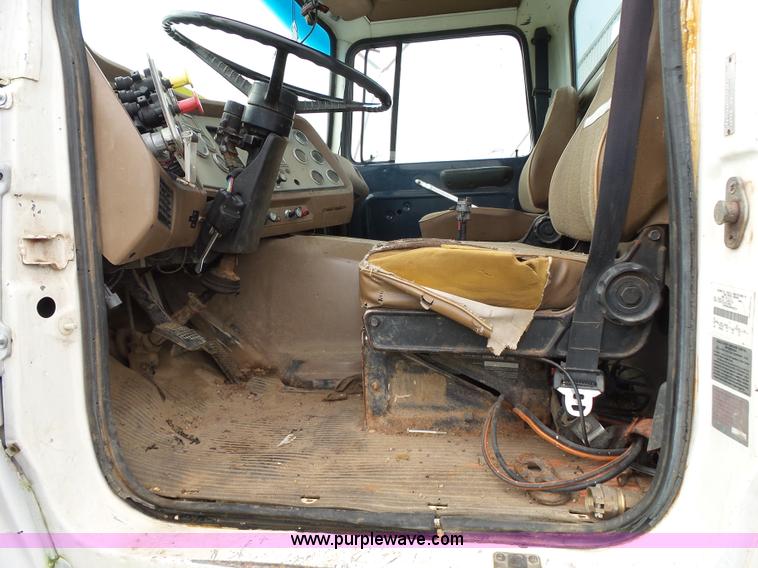 image for item K1164 1991 Ford LN9000 truck chassis