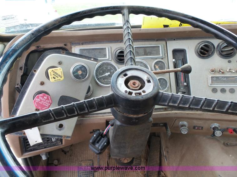 image for item K1164 1991 Ford LN9000 truck chassis