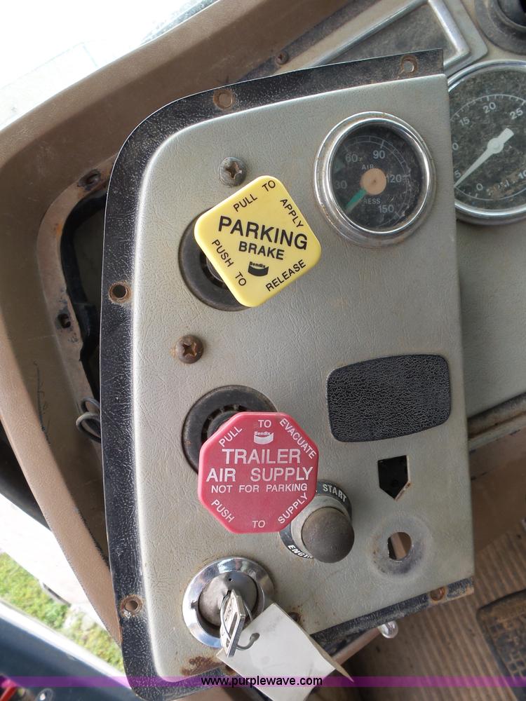 image for item K1164 1991 Ford LN9000 truck chassis