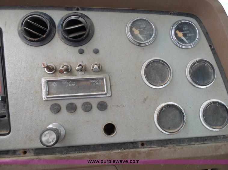 image for item K1164 1991 Ford LN9000 truck chassis