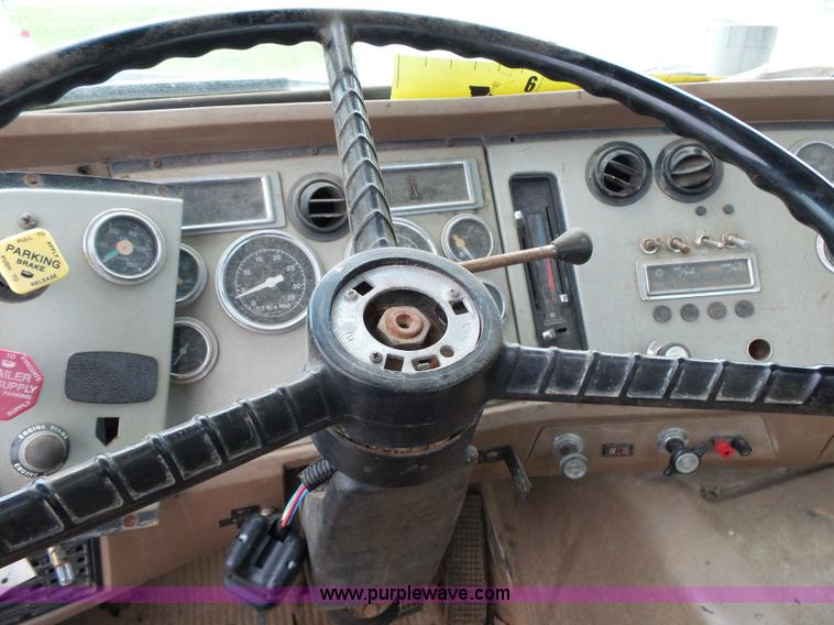 image for item K1164 1991 Ford LN9000 truck chassis