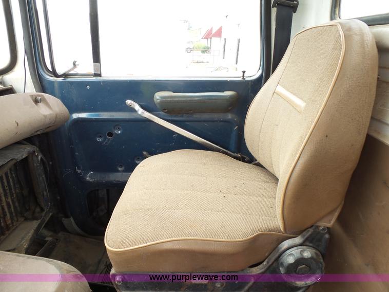 image for item K1164 1991 Ford LN9000 truck chassis