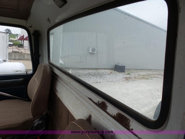 image for item K1164 1991 Ford LN9000 truck chassis