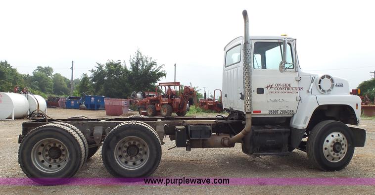 image for item K1166 1993 Ford LNT8000 semi truck