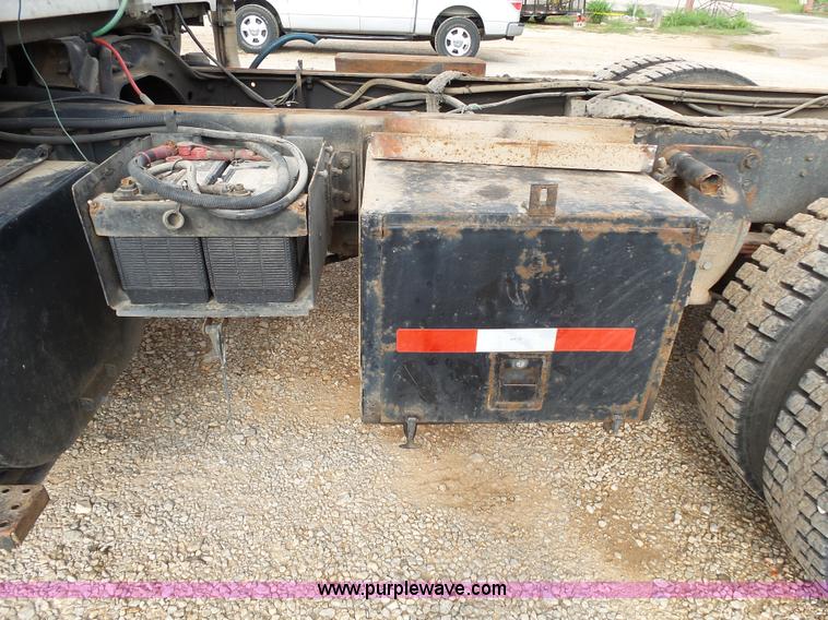 image for item K1166 1993 Ford LNT8000 semi truck