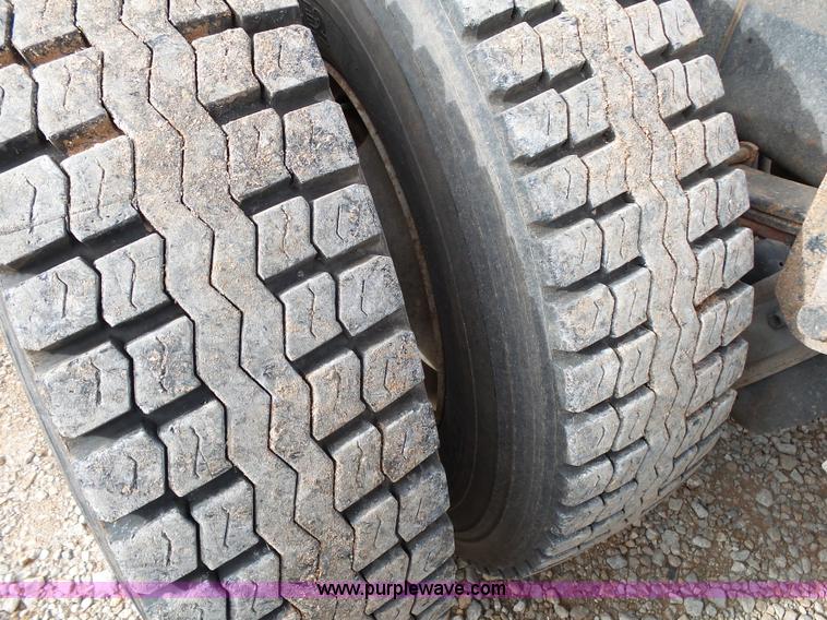 image for item K1166 1993 Ford LNT8000 semi truck