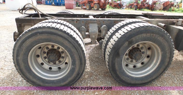 image for item K1166 1993 Ford LNT8000 semi truck