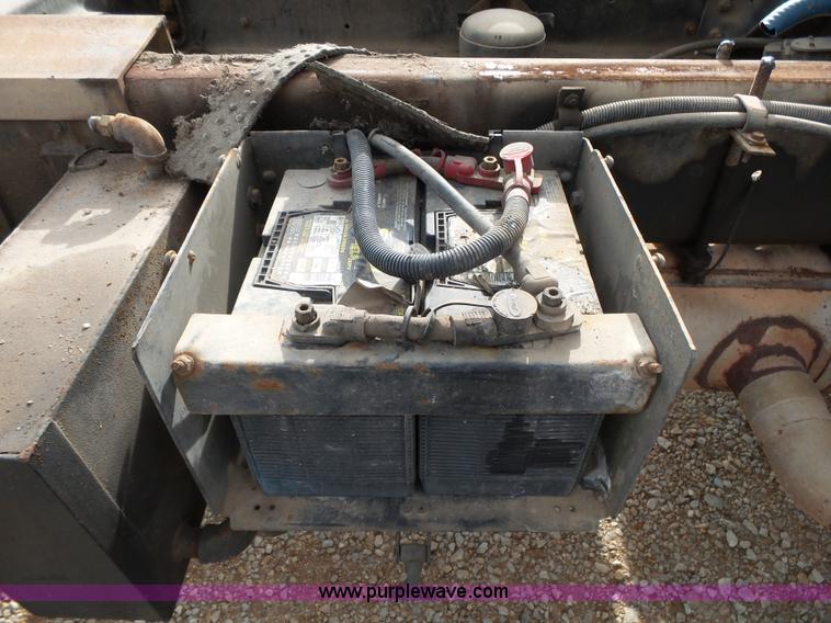 image for item K1166 1993 Ford LNT8000 semi truck