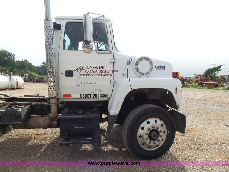 image for item K1166 1993 Ford LNT8000 semi truck