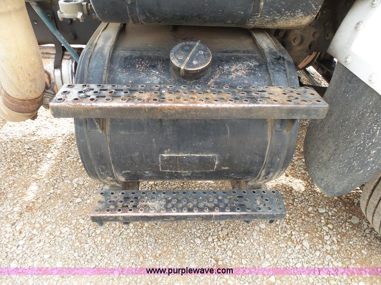 image for item K1166 1993 Ford LNT8000 semi truck