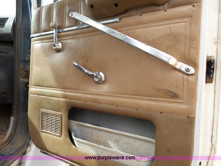 image for item K1166 1993 Ford LNT8000 semi truck