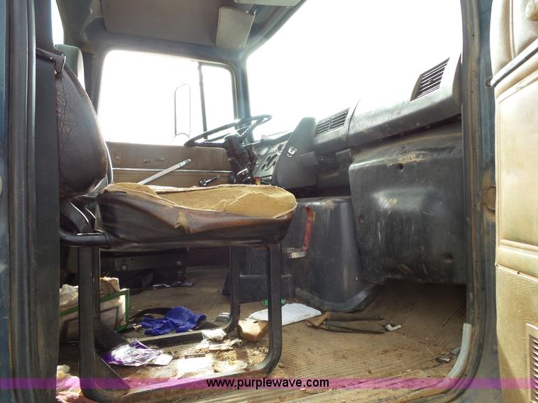 image for item K1166 1993 Ford LNT8000 semi truck