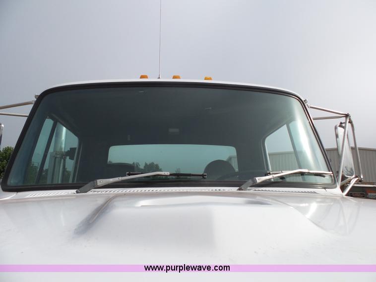 image for item K1166 1993 Ford LNT8000 semi truck