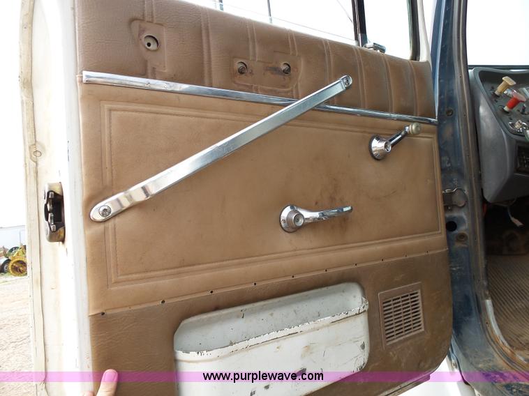 image for item K1166 1993 Ford LNT8000 semi truck