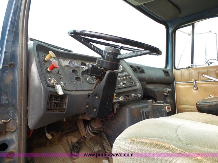 image for item K1166 1993 Ford LNT8000 semi truck